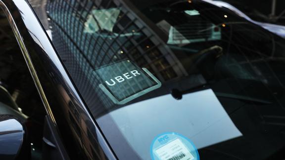 Pane all’aglio, cosce di pollo e tacos di maiale: ecco cosa lasciano in auto i clienti Uber