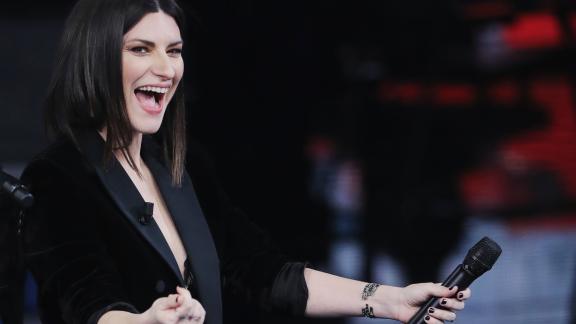 Laura Pausini indignata cerca chi ha diffuso la nuova canzone In questa nostra casa nuova 
