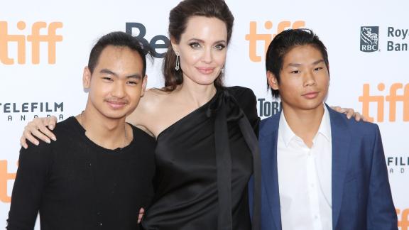 Il figlio di Brad Pitt e Angelina Jolie vola al college. La madre: «Non vedo l’ora di vedere tutto ciò che farà»