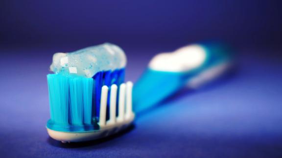 Attenti a come vi lavate i denti: mai bagnare prima lo spazzolino!