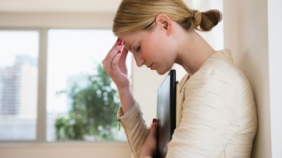 Hai mal di testa? Può dipendere da qualche chilo in più