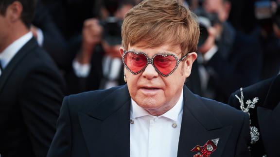 Elton John sfoggia un outfit da urlo per l’anteprima mondiale di Rocketman!