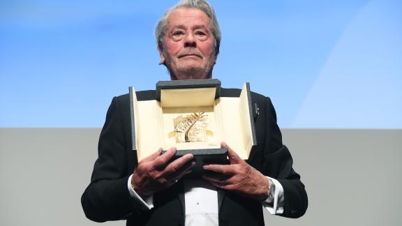 Alain Delon in lacrime a Cannes