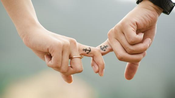  Avere molti amori appaga più della monogamia: lo dice la scienza. Ma...
