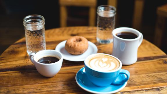 L'acqua si beve prima o dopo il caffè? La risposta della scienza