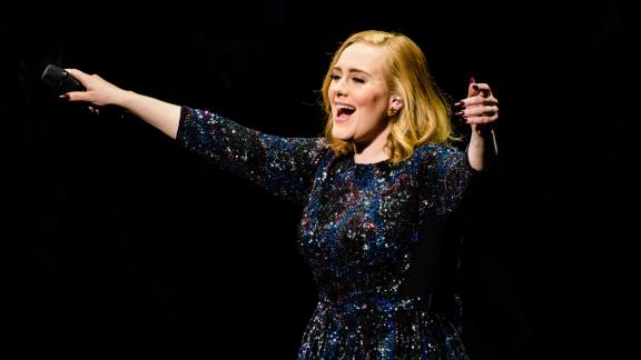 Adele è fenomenale anche a far rap: guarda il video!