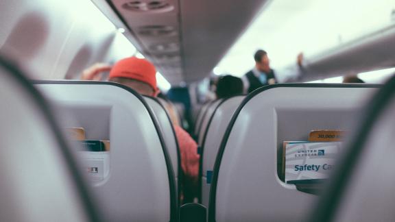 Troppo alti per viaggiare in aereo? 3 consigli per aumentare il comfort