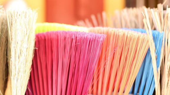 Sorpresa: sempre più uomini fanno le pulizie domestiche… e sono anche più felici!