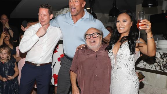 Danny DeVito irrompe alle nozze di sconosciuti e canta Unforgettable