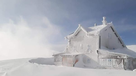 Il rifugio Damiano Chiesa completamente ricoperto dalla neve