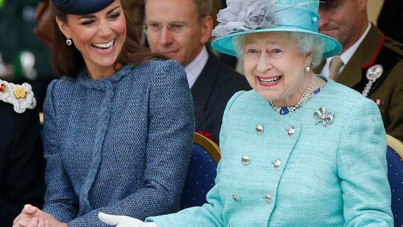 La Regina Elisabetta ha deciso: Carlo salirà al trono ma senza Camilla. E intanto Kate l'aiuta con i leader NATO