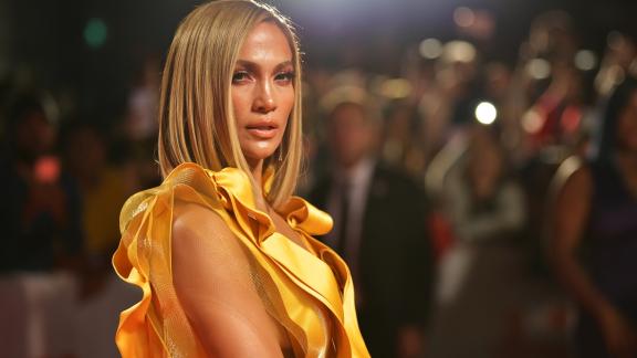 Irresistibile Jennifer Lopez: canta un inno natalizio col celebre abito dei Grammy! 