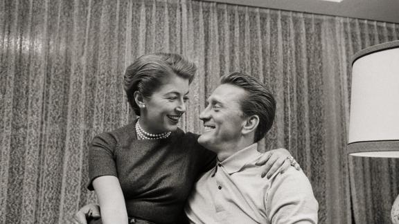 Kirk Douglas festeggia 103 anni: e la foto con Catherine Zeta-Jones è emozionante!