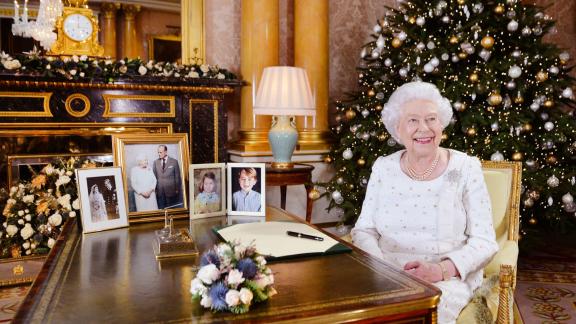 La regina Elisabetta e i regali di Natale. Ecco quanti ne acquista e quanto spende