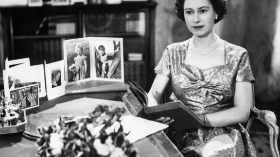 La Regina Elisabetta pubblica il video del suo primo discorso di Natale: e la nostalgia è totale!