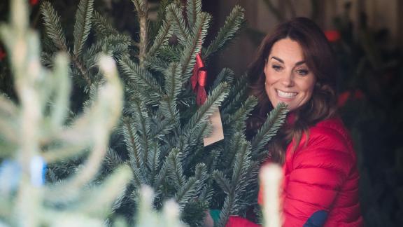 Christmas Lunch della Regina. Kate Middleton accompagna in auto Louis a Buckingham Palace
