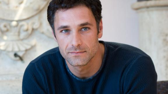 Raoul Bova: la foto sul divano conquista le fan!