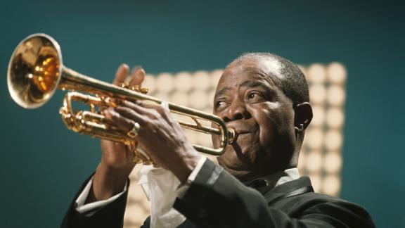 2 agosto:  l'aeroporto di New Orleans è battezzato Louis Armstrong Airport in onore del grande musicista