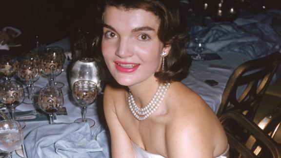 Jackie Kennedy: la sua lezione di stile al mare è un esempio anche oggi