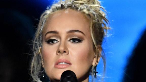 Adele (meravigliosa) in un abito leopardato all'after party degli Academy Awards