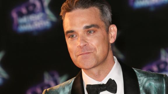 Ecco il piccolo Beau, tra le braccia di papà Robbie Williams