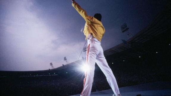 Queen, U2, Beatles: ecco le copertine dei loro album classici rivisitate in tema #iorestoacasa