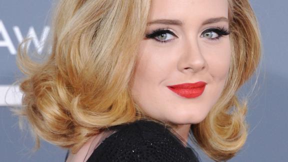 Adele torna a farsi vedere dopo la drastica dieta. E ricorda le vittime della Grenfell Tower