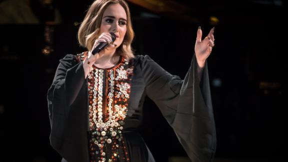 Adele con lo stesso abito, prima e dopo la dieta