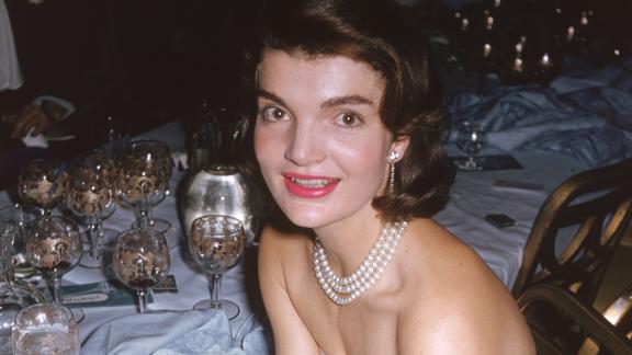 Jackie Kennedy: la sua lezione di stile al mare è un esempio anche oggi