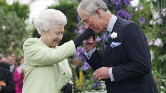 Nel 2021 la Regina Elisabetta potrebbe abdicare in favore del figlio, il Principe Carlo