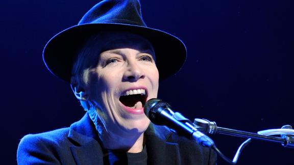 Annie Lennox ci rivela i suoi modi gioiosi per mantenere la calma e la serenità