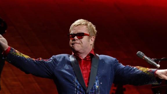 22 dicembre: Elton John al primo posto in classifica