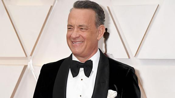 Tom Hanks ha dovuto cambiare look per il suo nuovo film: “Ho un taglio di capelli orribile”