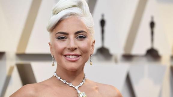 Lady GaGa, non solo l'inno: ecco la bellissima foto del bacio con il fidanzato!