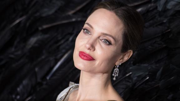 Angelina Jolie sbarca su Instagram... ma per una buona causa