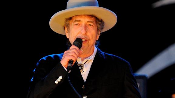 1 aprile: Bob Dylan accetta il Premio Nobel