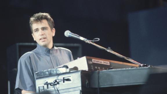 Se Peter Gabriel apre il suo album di ricordi