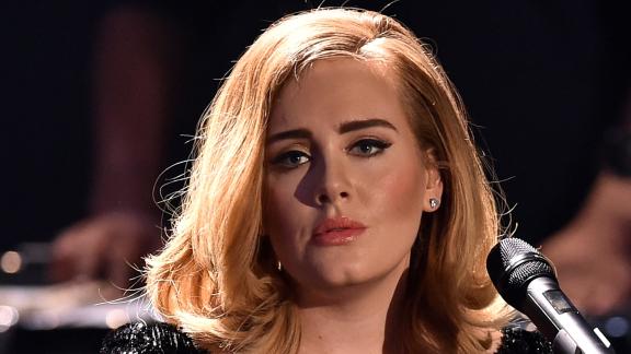 Adele scoppia in lacrime: ecco perché