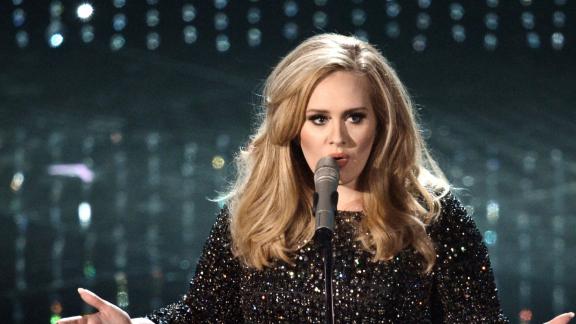 Adele incoraggia i fan con videochiamate personali