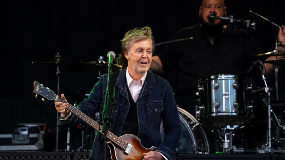 Paul McCartney rende omaggio a John Lennon 