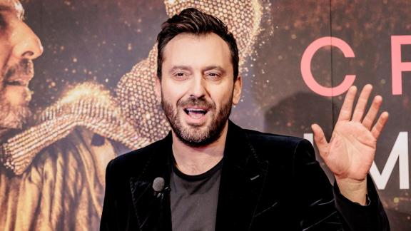 Cesare Cremonini al lavoro nel nuovo studio: le foto e i video
