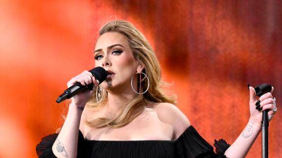Adele si traveste da Morticia Addams per Halloween: il video