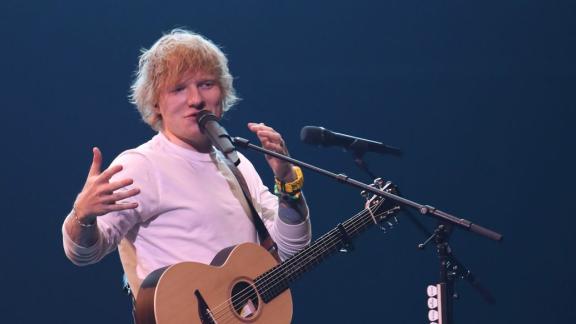 Ed Sheeran suona a sorpresa Lego House a Wembley: il video