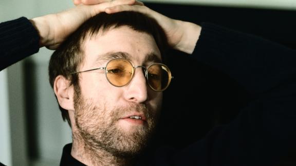 John Lennon: una serie tv racconta i lati oscuri del suo omicidio. Il video