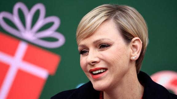 Le Principesse Charlene e Stephanie strette in un affettuoso abbraccio: le bellissime foto