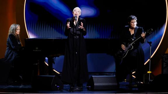 Annie Lennox rende omaggio a Sinead O' Connor: il video