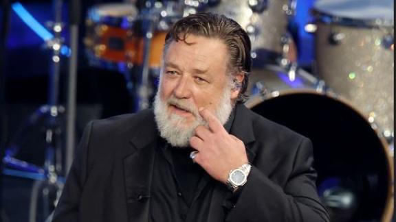 Russell Crowe prende in giro Travolta per il ballo del qua qua