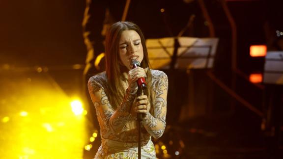 Angelina Mango, giovanissima, canta con papà Pino: il video