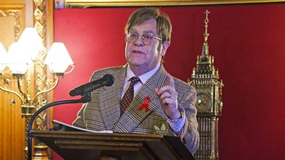 Elton John:  l'asta dei suoi beni ha fruttato 8 milioni di dollari