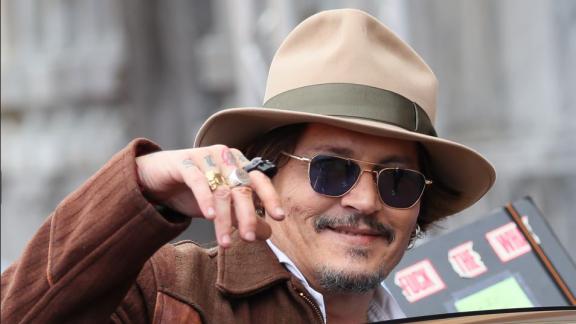 Johnny Depp a Torino si emoziona al Museo del Cinema: le foto